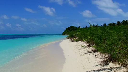 阳光明媚的美丽岛屿海滩度假摘要以蓝海和日落前的白沙视频