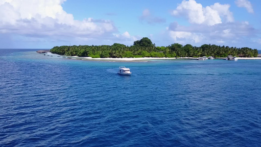 以蓝海和沙巴附近的白沙滩背景为背景的奇特旅游海滩生活视频