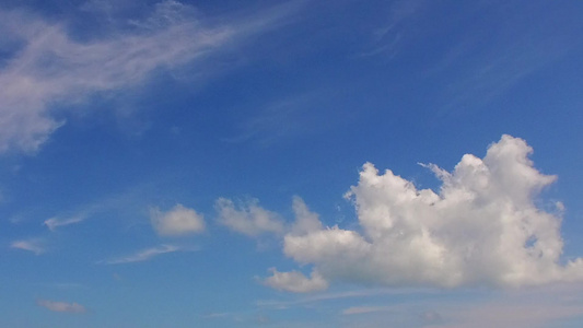 日落前浅水白沙背景的热带海滨海滩日间旅行视频