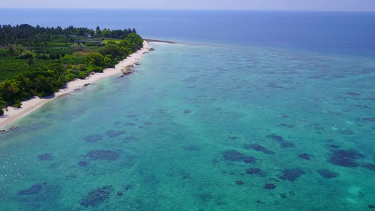 沙洲附近白沙背景浅海完美海岸海滩航行摘要视频