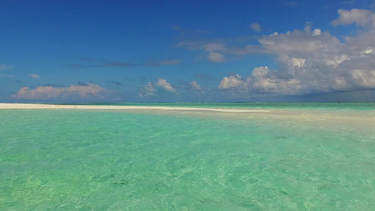 靠近沙洲的白沙背景蓝海海岸海滩时间摘要视频