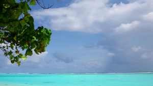 阳光下蓝水和白色沙滩背景的热带岛屿海滩时间的暖热全景15秒视频