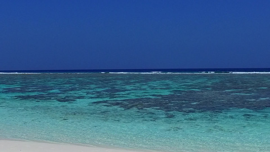 沙滩附近白沙背景的水蓝色海洋完美海湾海滩之旅的浪漫视频