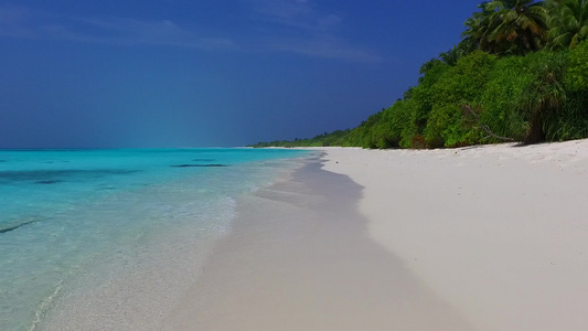 沙洲附近清澈的海水和白沙背景的热带海景海滩之旅的阳光视频