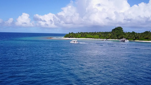 海滨海滩沿蓝海航行棕榈附近有白色沙沙底背景的蓝色海洋13秒视频