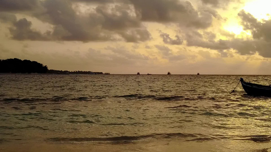 靠近冲浪的蓝色海水和白色沙滩背景的宁静度假海滩度假视频