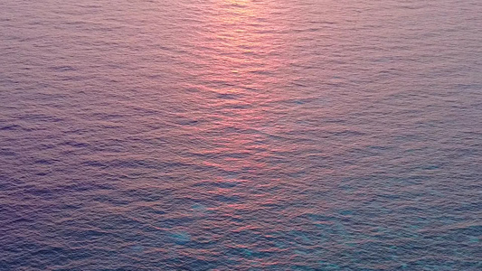 沿蓝海和白沙背景在珊瑚礁附近航行的海岸海滩上清空海洋视频