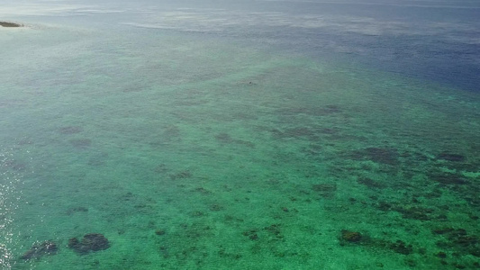 由蓝色环礁湖在度假胜地附近带白沙底背景的白沙子背景视频