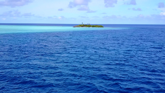 完美岛屿海滩的浪漫海洋景色由蓝海和日落前清洁沙土背景视频