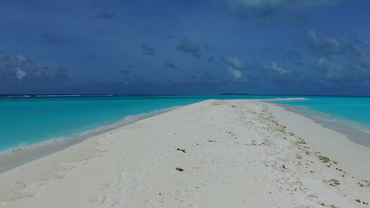 沿沙巴附近白沙滩背景的清海航行的温暖宁静旅游海滩风景视频