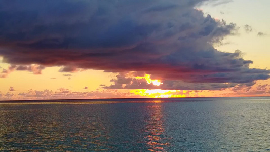 沙洲附近白沙背景的绿松石水热带海景海滩航行温暖全景视频