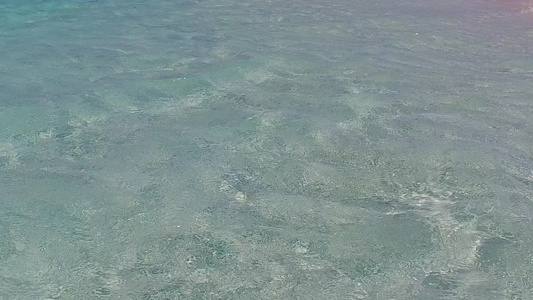 阳光下水蓝色海洋和白色沙滩背景的豪华度假村海滩之旅视频