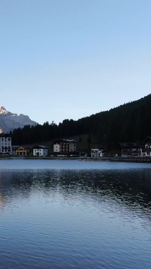 无人机飞过阿尔卑斯山著名的天然湖泊密苏里那湖全景视频自然风光87秒视频