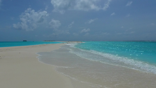 沙滩附近蓝水和白沙沙本背景的海洋海景海滩时间旅游夏季视频