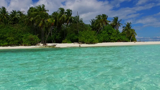 豪华岛屿海滩的浪漫全景由浅海旅行近冲浪时有白沙底背景视频