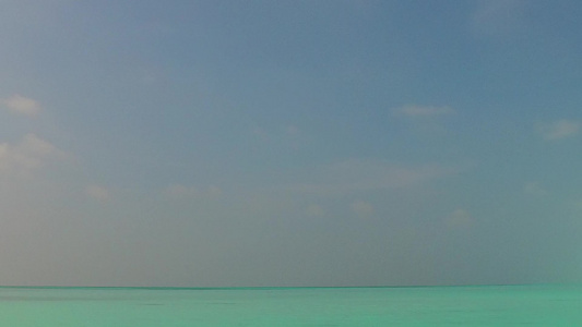利用棕榈附近清晰的环礁湖和白色沙滩背景复制美丽的沿海视频