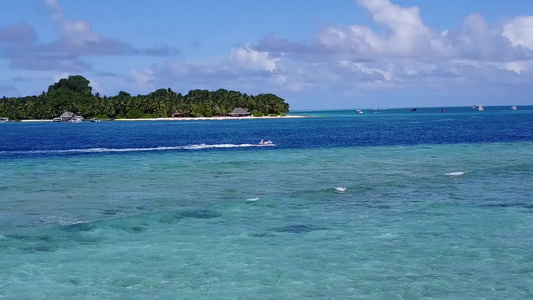 由绿绿海和冲浪附近的清洁沙滩背景拆散的完美度假胜地视频