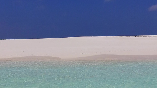棕榈附近蓝色环礁湖和白色沙滩背景的旅游海滩度假旅行视频