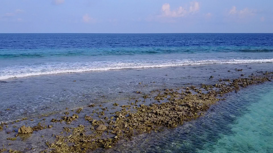 蓝色环礁湖和靠近珊瑚礁的白色沙滩背景的外来旅游海滨视频