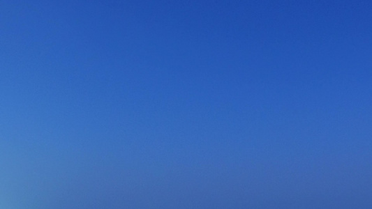 日落前有白色沙子背景的蓝海冲破阳光明媚的岛屿海滩风景视频