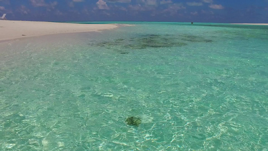 热带泻湖海滩被蓝水打破在度假胜地附近有白色沙沙底背景视频