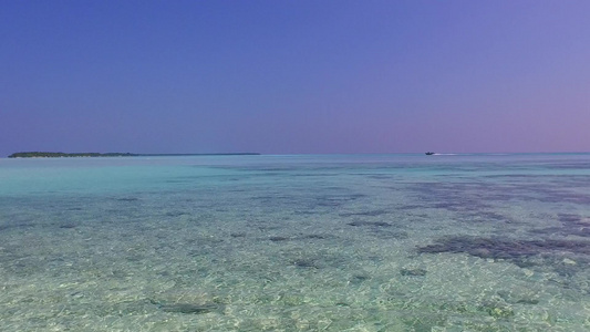 奇异度假度假胜地海滩的温暖海洋景色在沙巴附近经过清海视频