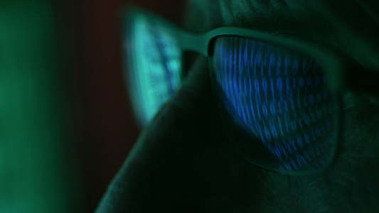 黑客眼镜中反射的笔记本电脑屏幕视频