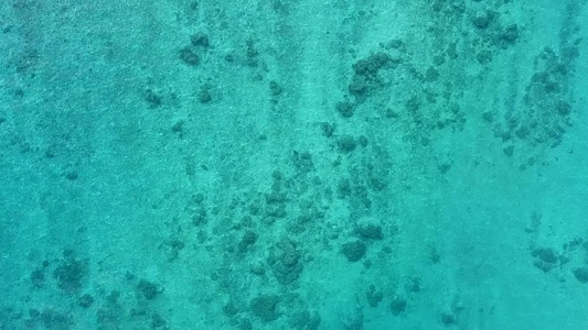 热带海岸海滩生活方式的透明海滨在冲浪附近有白色沙子视频