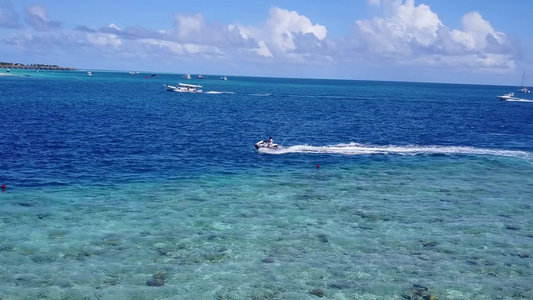 蓝海与冲浪附近的白沙背景完美度假海滩生活方式的空旷视频