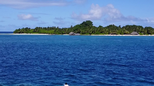 蓝绿色大海和白色背景的海滩视频