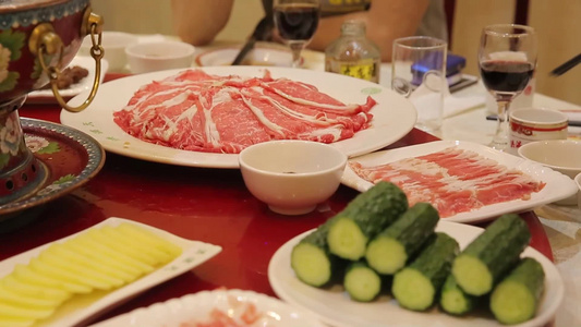 老北京涮羊肉片手切羊肉服务员上菜视频