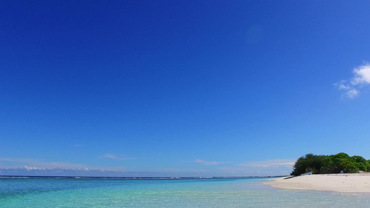 蓝色海边美丽的旅游海滩度假空间图纸阳光下有白色沙子视频