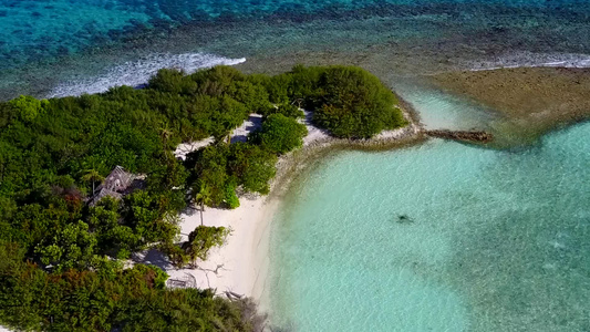 豪华的环礁湖海滩之游蓝水和靠近度假胜地的浅沙背景视频