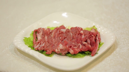 老北京涮羊肉片手切羊肉服务员上菜视频