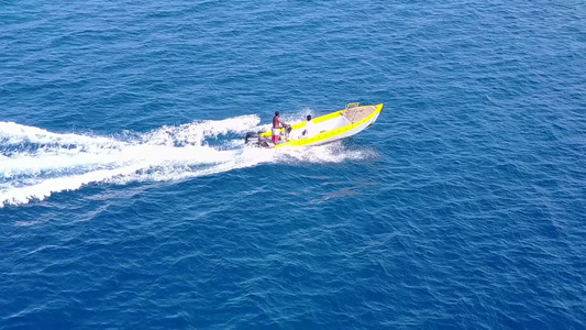 浅礁湖在沙滩附近清洁沙土背景的浅浅环礁空空旅行异国视频