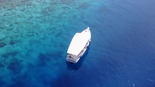 阳光明媚的宁静海风以蓝海和珊瑚礁附近的白沙背景为蓝海视频