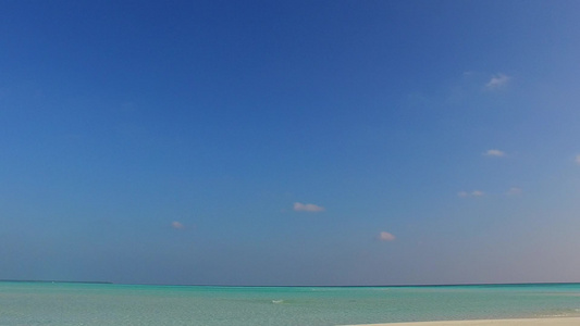 由透明水和接近冲浪的白色沙子背景组成的清水出海海滩视频