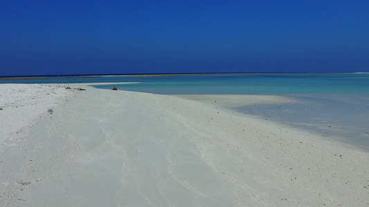 美丽的岛屿海滩的自然性质沿蓝海旅行在棕榈附近有浅沙视频