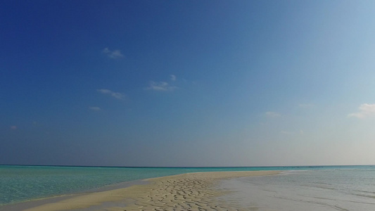 以透明海洋为例在靠近度假胜地的沙滩背景明亮的沙海边视频