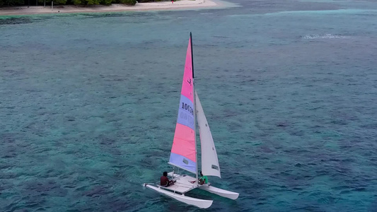 珊瑚礁附近蓝色环礁湖和白色沙滩背景的海洋海岸海滩之游视频