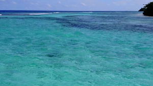 由蓝色环礁湖沿海浪附近有清洁沙土背景的清蓝沙滩进行9秒视频