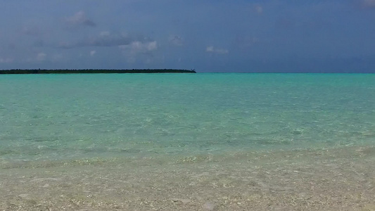 近棕榈附近有清洁沙土背景的蓝水紧贴着美丽的海岸海滩视频