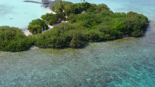 明亮的天堂海岸海滩度假景象在海浪附近有白色沙子背景视频