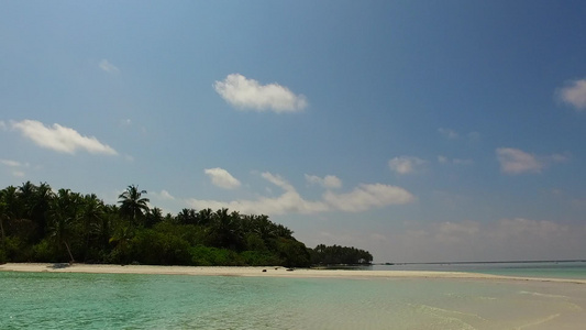 礁石附近白沙背景蓝海天堂度假村海滩度假的浪漫风景视频