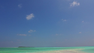 蓝色环礁湖在海浪附近有白色沙子背景的白蓝环礁并复制12秒视频