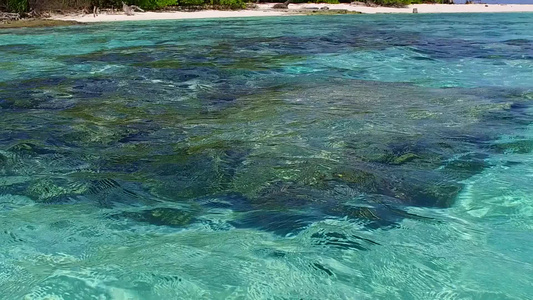 度假村附近清澈的泻湖和白色沙滩背景下美丽的旅游海滩视频