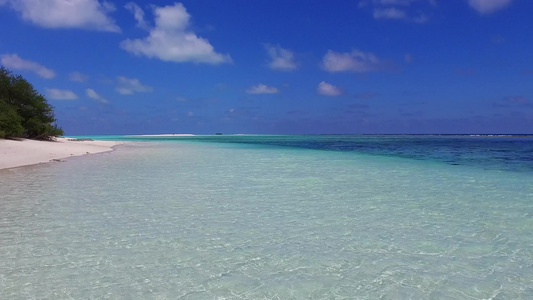 阳光明媚的观光旅游通过蓝色环礁湖和阳光下白沙背景的视频