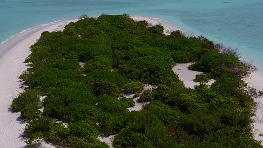 由绿松石环礁和白沙在阳光下进行温暖的海滨探险之旅视频