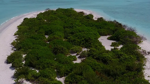 由绿松石环礁和白沙在阳光下进行温暖的海滨探险之旅13秒视频
