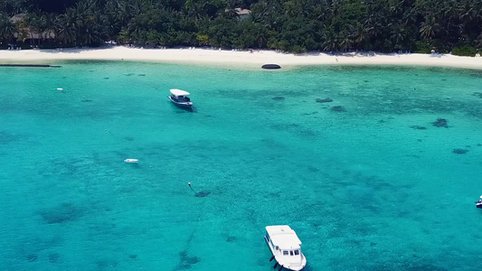 夏季出游海洋环礁湖海滩度假在靠近度假胜地的浅沙背景视频